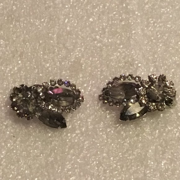 Vintage pair of Weiss rhinestone clip on earrings - Picture 7 of 8